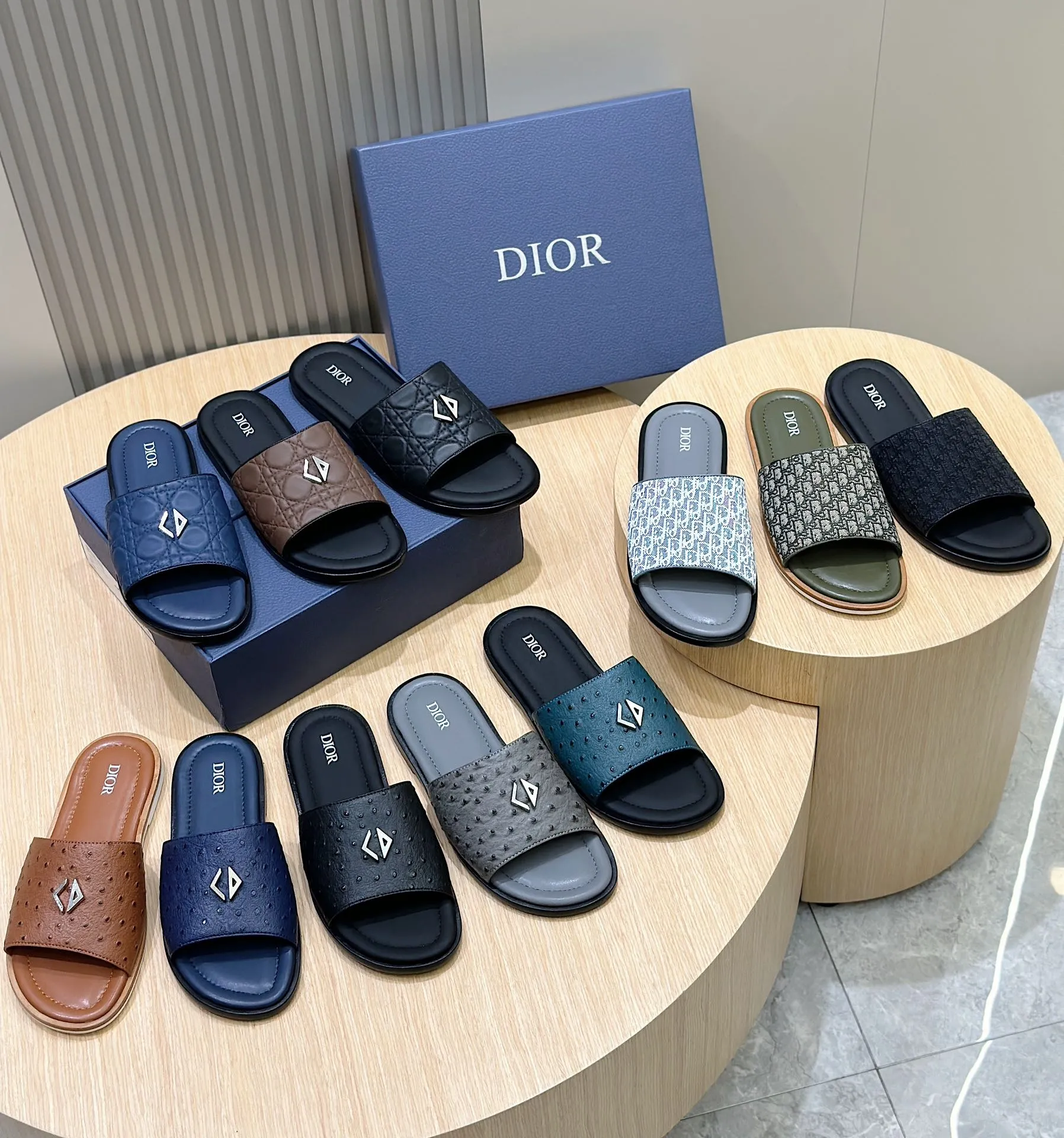 P320 Dior Alias ​​Men's Genuine Leather Slippers This Alias ​​sandal is new for summer, showing casual and elegant style. Carefully crafted from grained cow leather and Oblique printed fabric, with cowhide lining! Cross strap design. The imported cowhide leather and rubber sole adds sophistication and comfort, while Oblique print-effect anti-slip panels add style. Size: 39-44 (customized at 38.45)